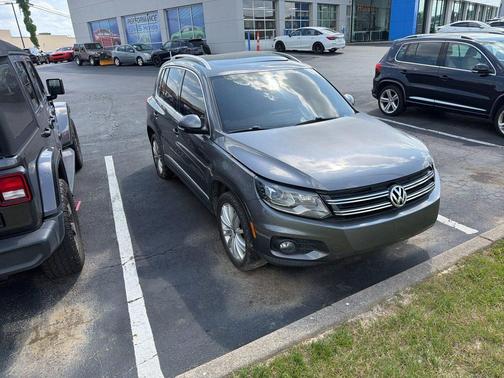 Pepper / Gray 2016 Volkswagen Tiguan SE