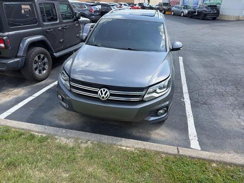 Pepper / Gray 2016 Volkswagen Tiguan SE