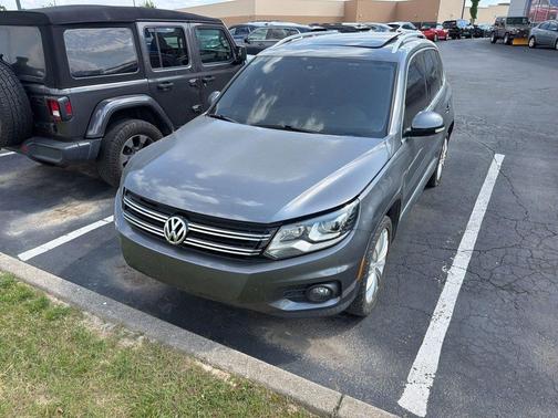 Pepper / Gray 2016 Volkswagen Tiguan SE
