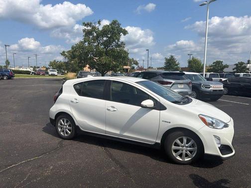 Super White 2017 Toyota Prius c Two