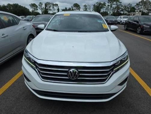 Pure White 2021 Volkswagen Passat 2.0T SE