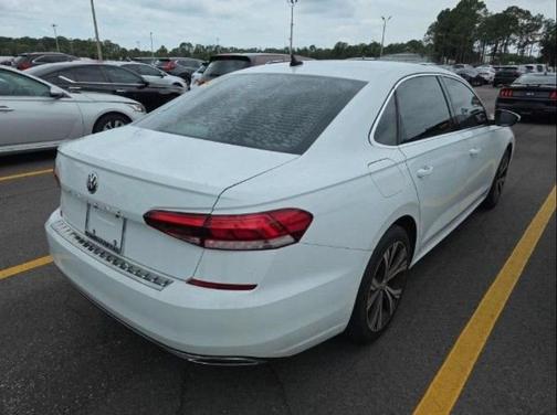 Pure White 2021 Volkswagen Passat 2.0T SE