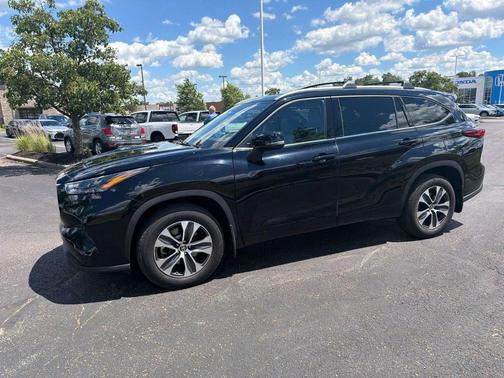 Black 2022 Toyota Highlander XLE