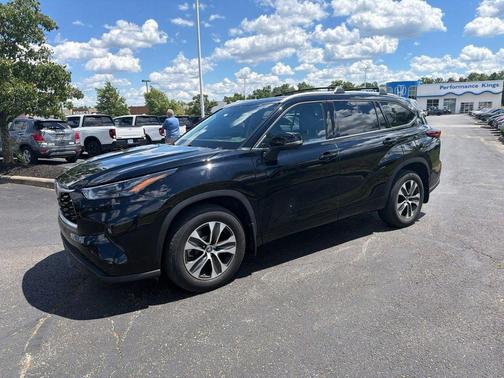 Black 2022 Toyota Highlander XLE