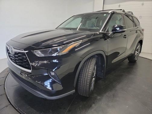 Midnight Black Metallic 2022 Toyota Highlander XLE