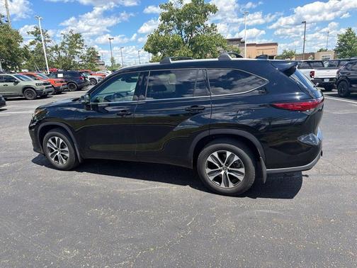 Black 2022 Toyota Highlander XLE