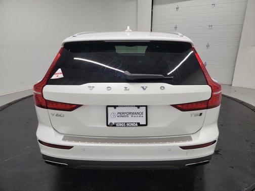 2021 Volvo V60 Cross Country T5