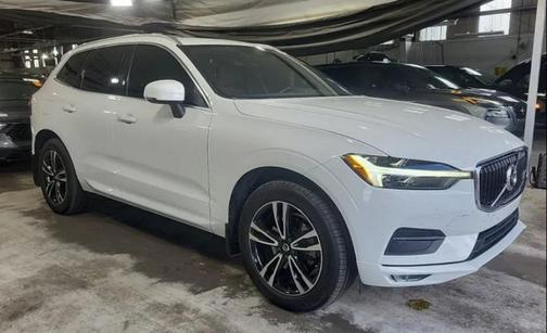 White 2021 Volvo XC60 T5 Momentum