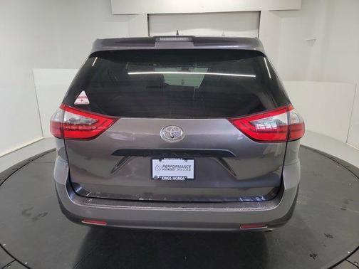 2020 Toyota Sienna SE