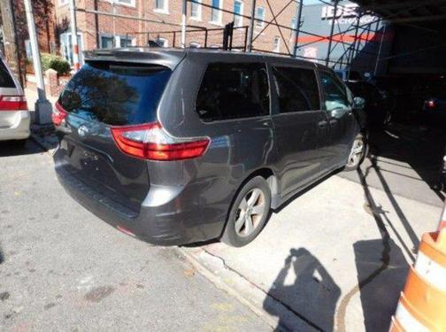 2020 Toyota Sienna SE