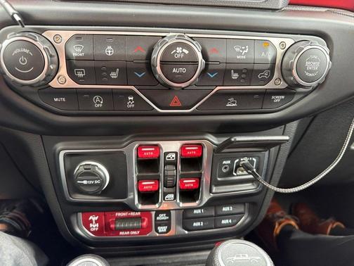 Firecracker Red Clearcoat 2023 Jeep Gladiator Rubicon