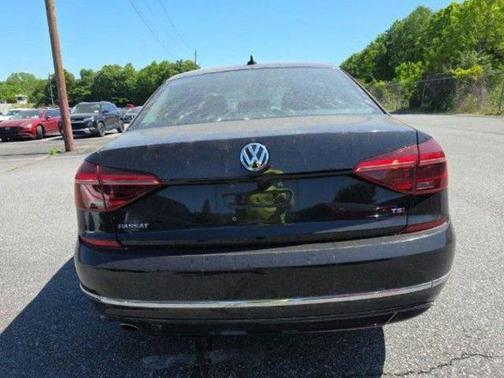 Deep Black Pearl Metallic 2018 Volkswagen Passat 2.0T R-Line
