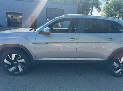 Silver Mist Metallic 2024 Volkswagen Atlas Cross Sport 2.0T SE w/Technology 4MOTION