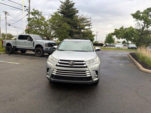 Celestial Silver Metallic 2018 Toyota Highlander XLE