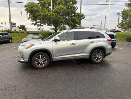Celestial Silver Metallic 2018 Toyota Highlander XLE