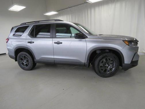 Lunar Silver Metallic 2023 Honda Pilot AWD TrailSport