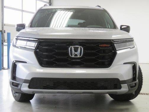Lunar Silver Metallic 2023 Honda Pilot AWD TrailSport