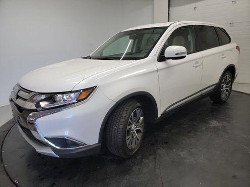 Diamond White Pearl 2018 Mitsubishi Outlander SE