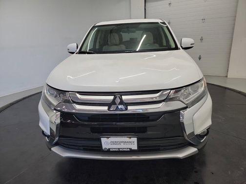 Diamond White Pearl 2018 Mitsubishi Outlander SE