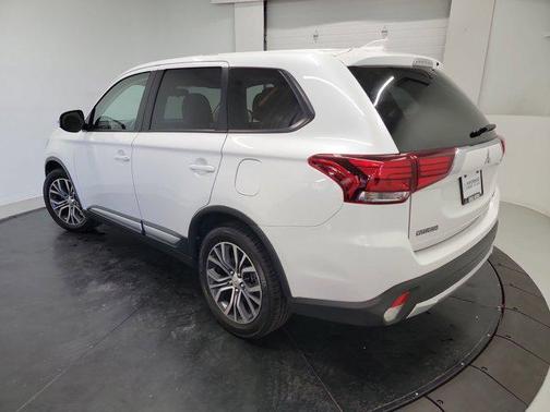 Diamond White Pearl 2018 Mitsubishi Outlander SE