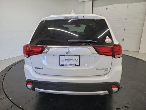 Diamond White Pearl 2018 Mitsubishi Outlander SE