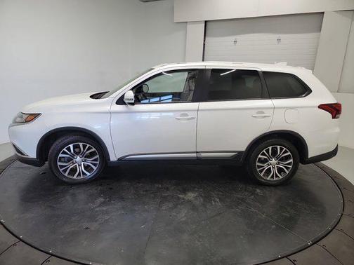 Diamond White Pearl 2018 Mitsubishi Outlander SE