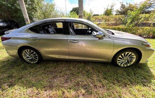 2021 Lexus ES 300h Luxury