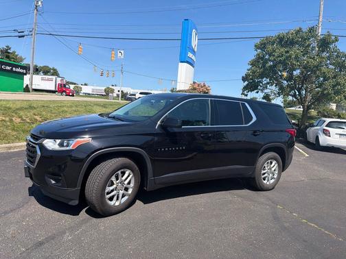 Mosaic Black Metallic 2019 Chevrolet Traverse LS