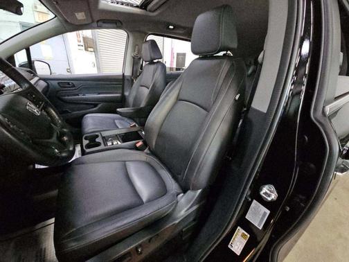 Crystal Black Pearl 2023 Honda Odyssey EX-L