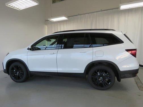 Platinum White Pearl 2022 Honda Pilot AWD Black Edition