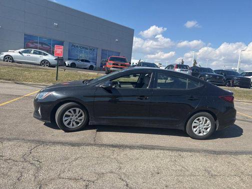 2019 Hyundai ELANTRA SE