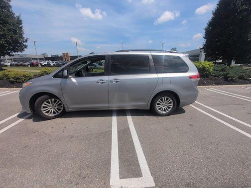 Silver Sky Metallic 2013 Toyota Sienna XLE