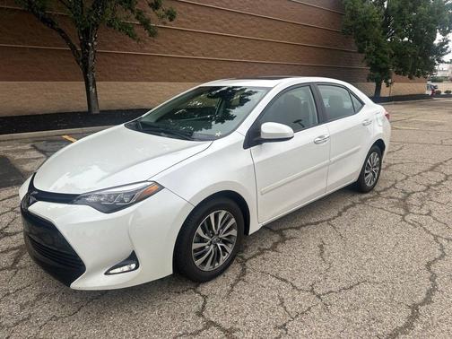 Blizzard Pearl 2017 Toyota Corolla XLE