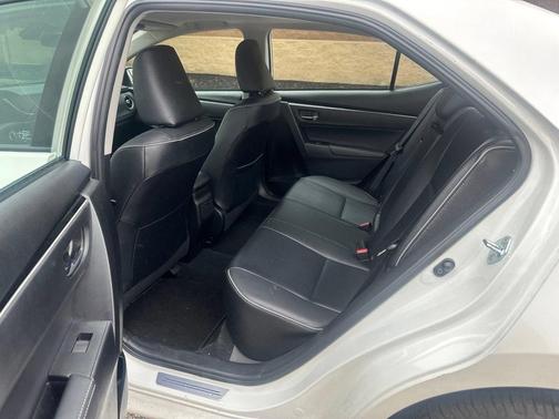 Blizzard Pearl 2017 Toyota Corolla XLE