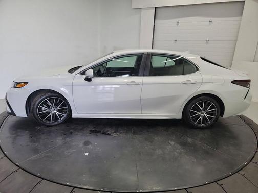 Wind Chill Pearl/Midnight Black Metallic 2023 Toyota Camry SE