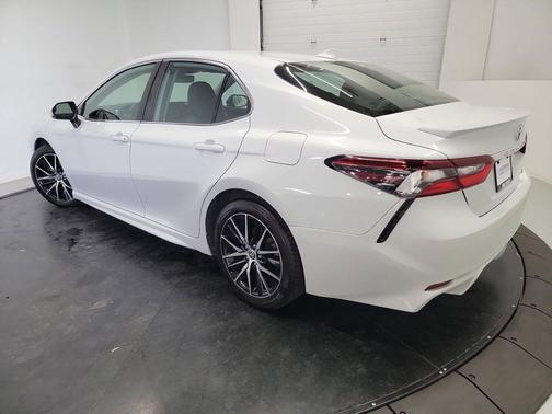 Wind Chill Pearl/Midnight Black Metallic 2023 Toyota Camry SE