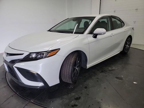 Wind Chill Pearl/Midnight Black Metallic 2023 Toyota Camry SE