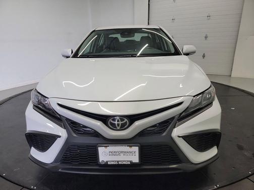 Wind Chill Pearl/Midnight Black Metallic 2023 Toyota Camry SE
