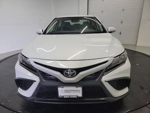 Wind Chill Pearl/Midnight Black Metallic 2023 Toyota Camry SE