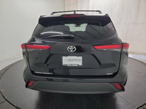 Midnight Black Metallic 2022 Toyota Highlander L