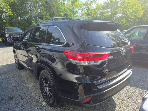 Midnight Black Metallic 2018 Toyota Highlander SE