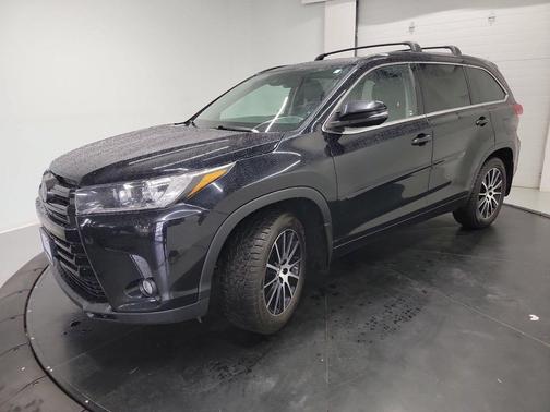 Midnight Black Metallic 2018 Toyota Highlander SE