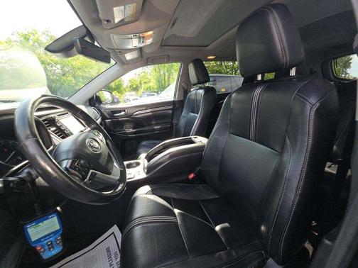 Midnight Black Metallic 2018 Toyota Highlander SE