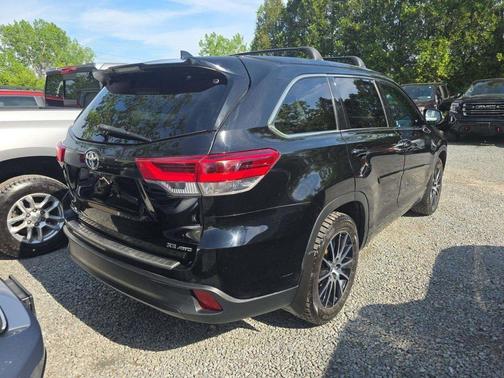 Midnight Black Metallic 2018 Toyota Highlander SE