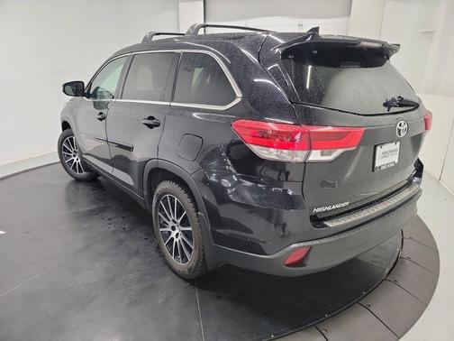 Midnight Black Metallic 2018 Toyota Highlander SE