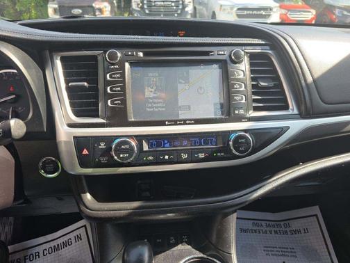 Midnight Black Metallic 2018 Toyota Highlander SE