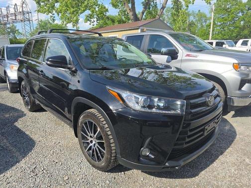 Midnight Black Metallic 2018 Toyota Highlander SE