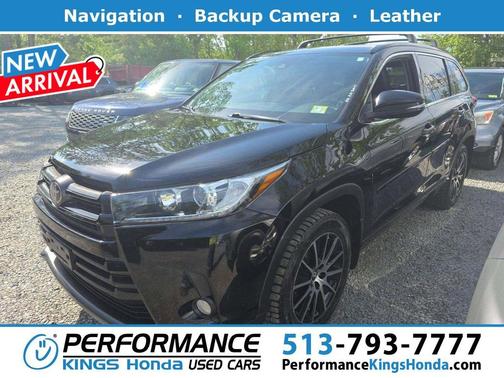 Midnight Black Metallic 2018 Toyota Highlander SE