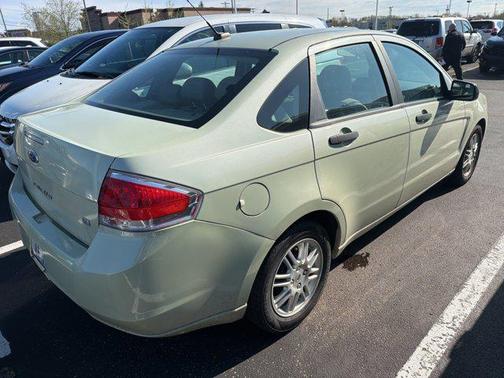Green 2010 Ford Focus SE