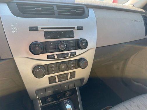 Green 2010 Ford Focus SE